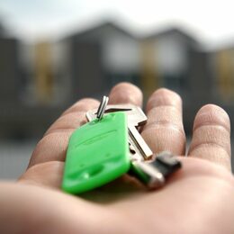 Eine offene Hand mit einem Wohnungsschlüssel